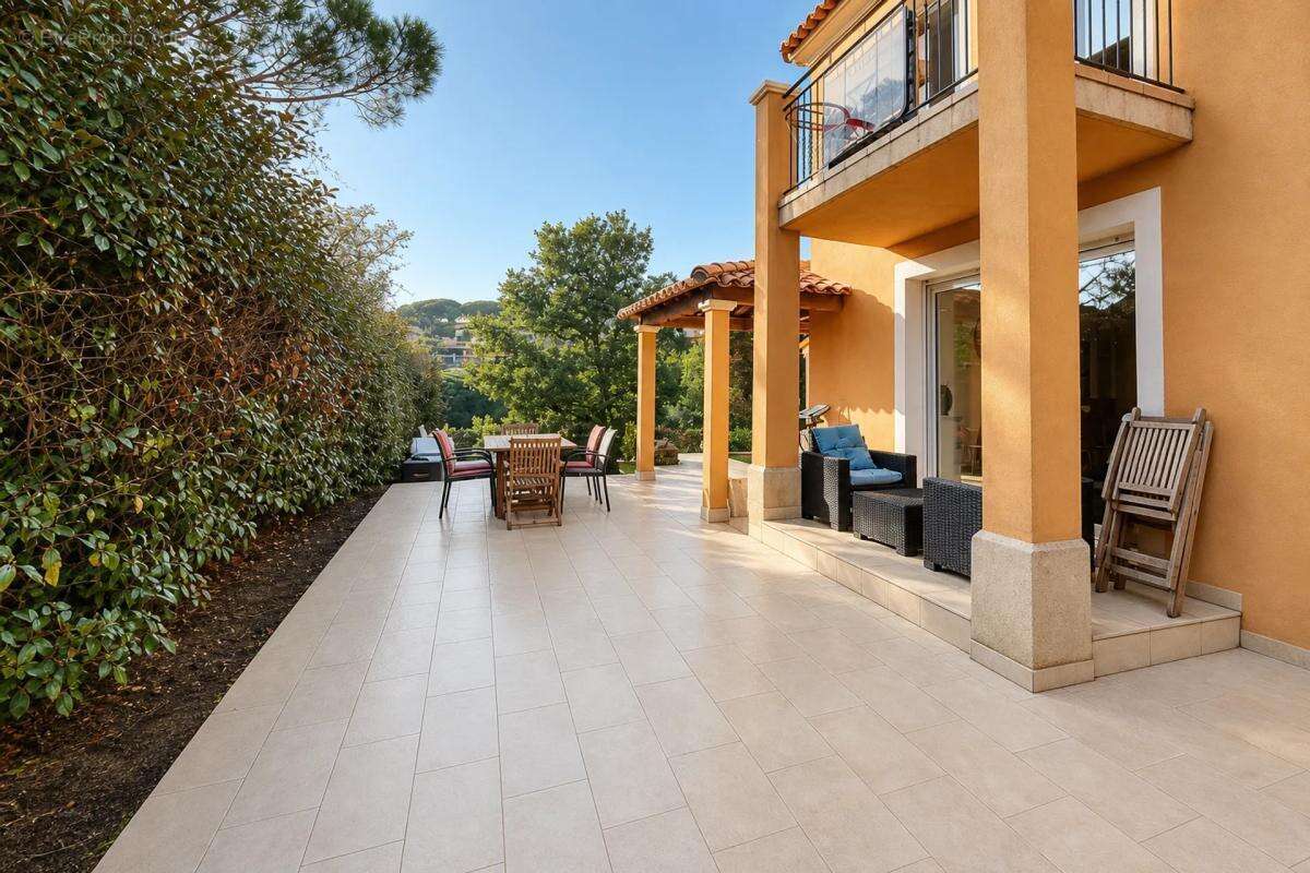 Maison à ROQUEBRUNE-SUR-ARGENS