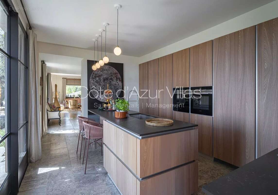 Maison à CHATEAUNEUF-GRASSE