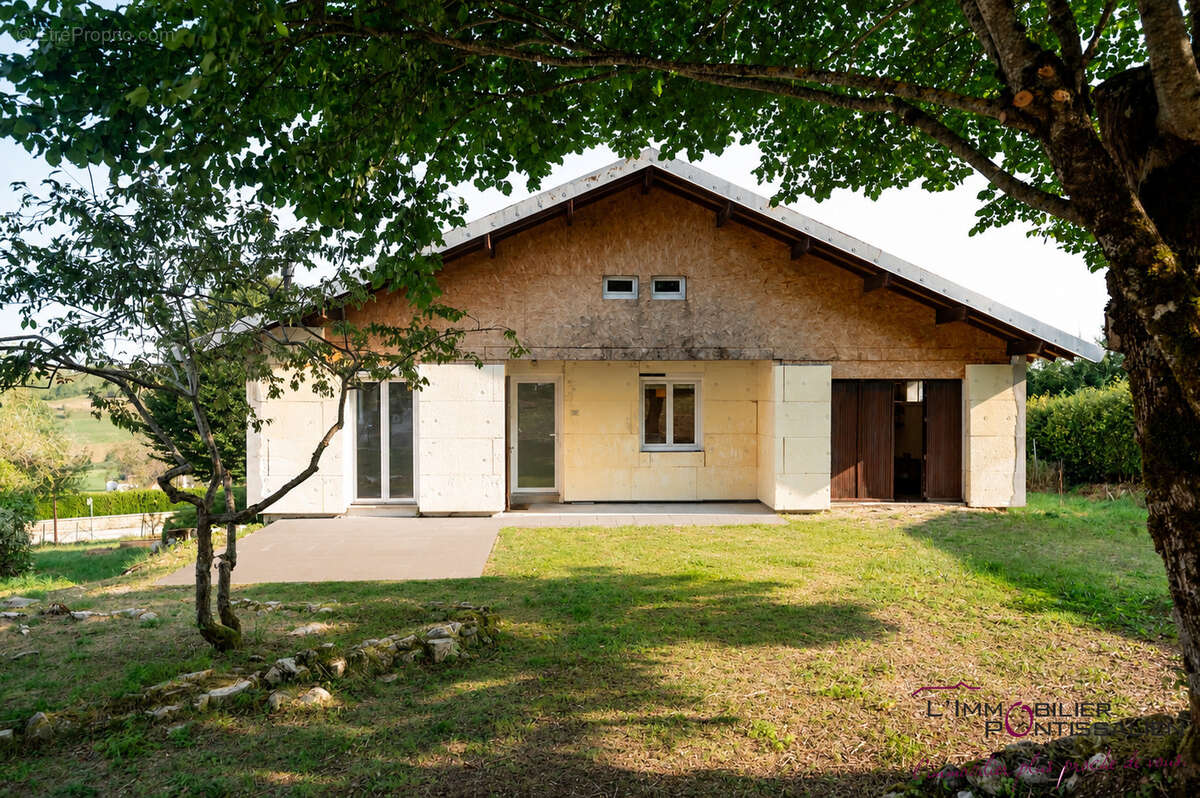 Maison LONGEVILLES-MONT-D' OR SUR 953 M2 de terrain arboré. - photo 10