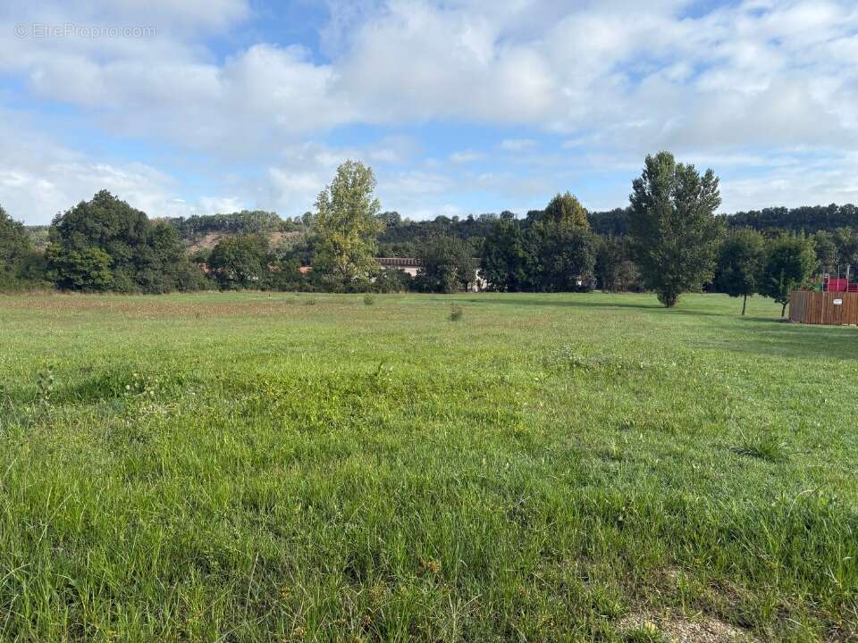 Terrain à SAINT-SULPICE