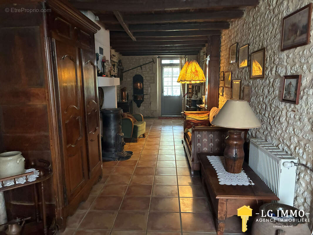 Belle maison familiale de 315 m2,  4 chambres, terrain 8000 m2, dependances - photo 2