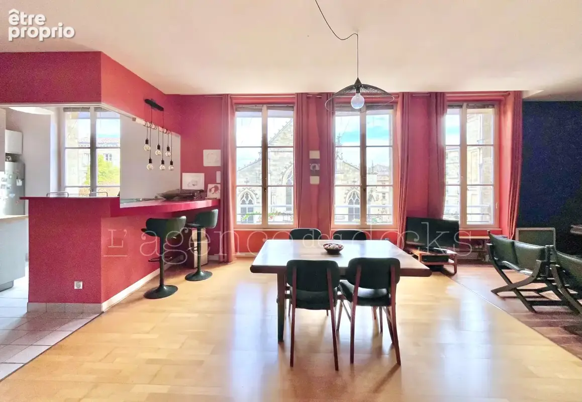 Bordeaux st pierre - vaste duplex 126m2 vue exceptionnelle sur place - photo 3
