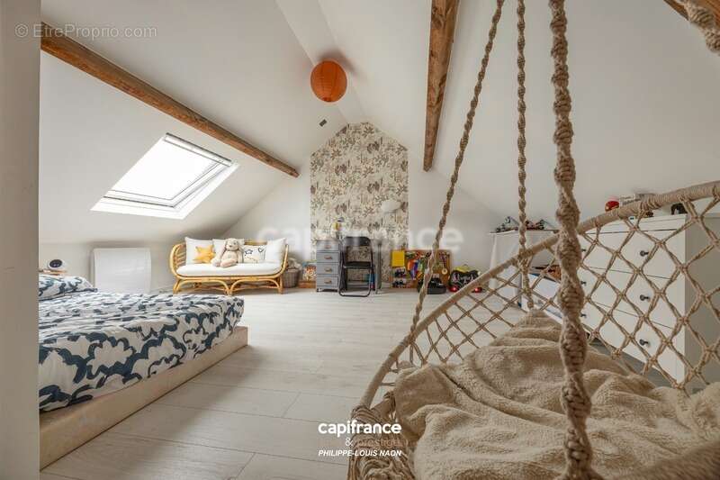 Superbe demeure rénovée avec 5 chambres, un double garage et une piscine ! - photo 9