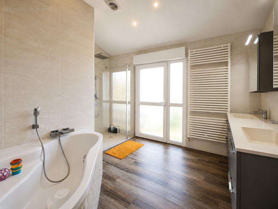 Maison à vendre 8 pièces LES MARTRES DE VEYRE (63) - photo 5