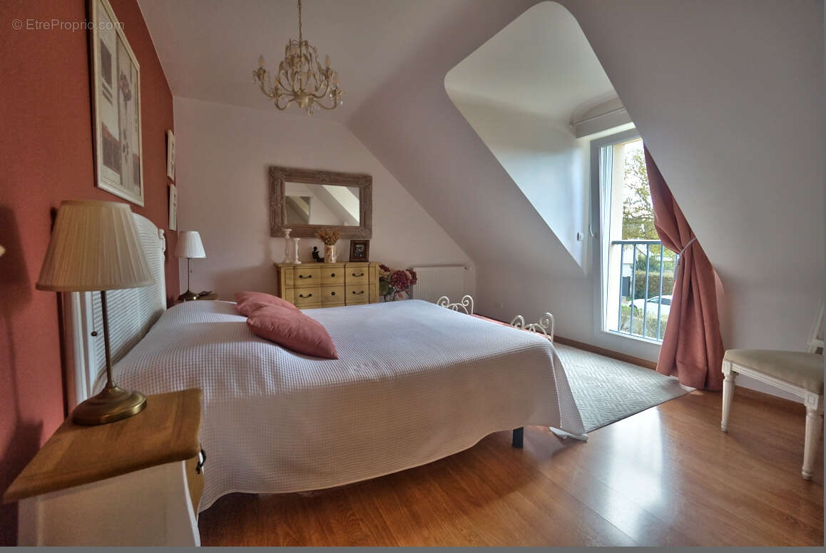 St André des Eaux - Maison d'environ 174 m² - 6 pièces, 2 salles d'eau et 1 salle de bains - photo 10