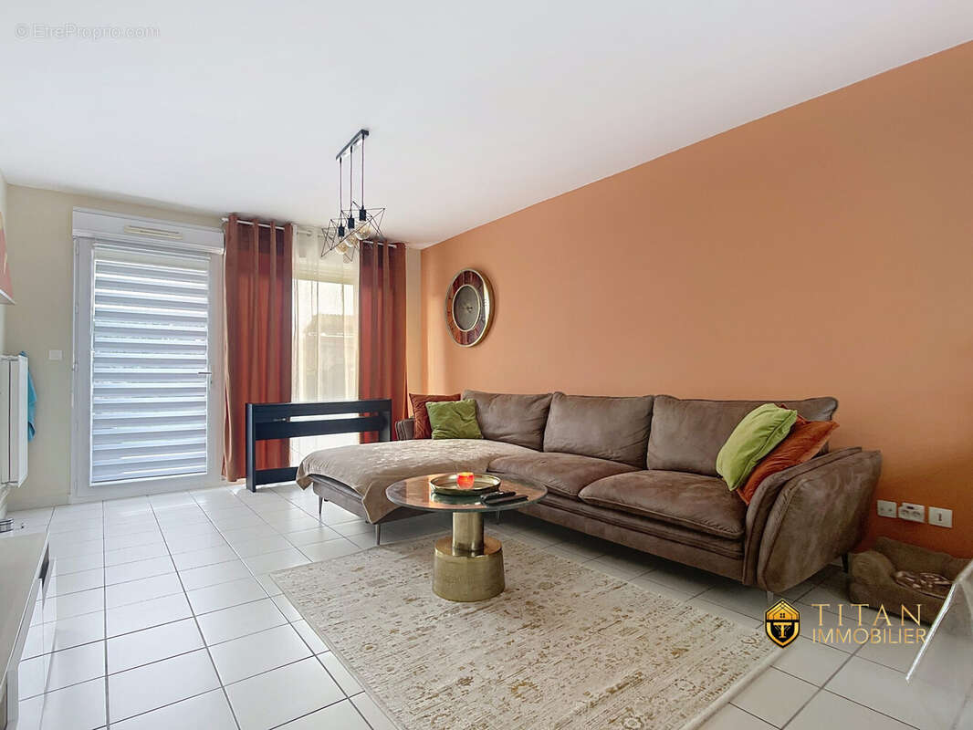 Maison semi-individuelle, 3 chambres, jardin exposé sud-ouest, buanderie, garage à Cappelle la grande (59190) - Maison à CAPPELLE-LA-GRANDE