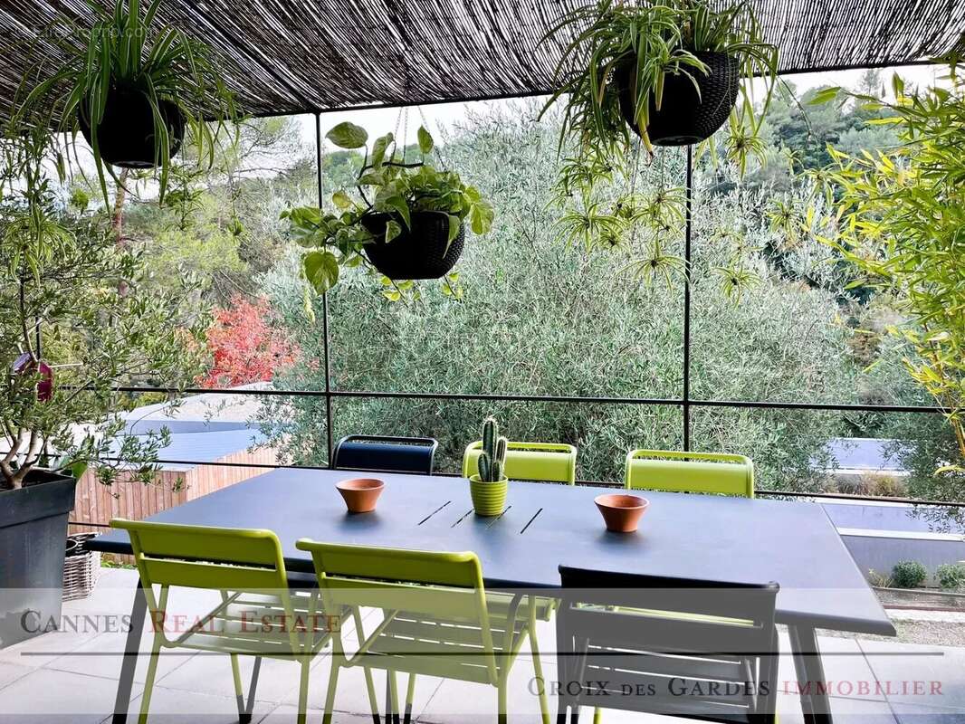 Maison au calme à pied du village avec jardin arboré et dépendance - photo 4