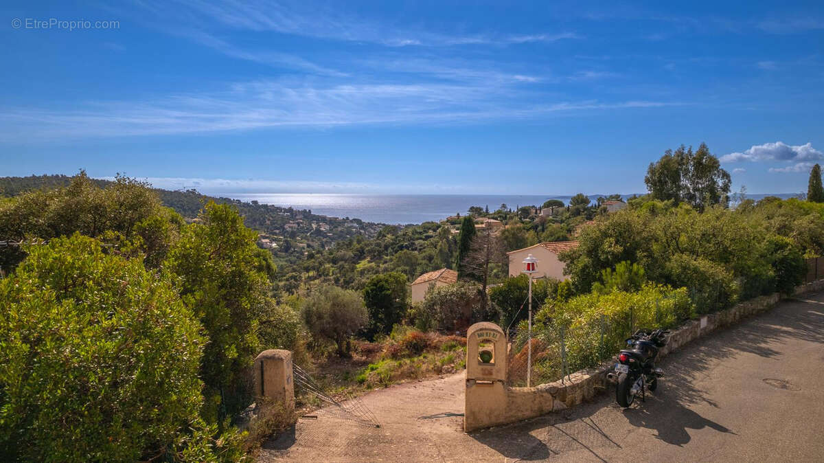 Terrain à ROQUEBRUNE-SUR-ARGENS