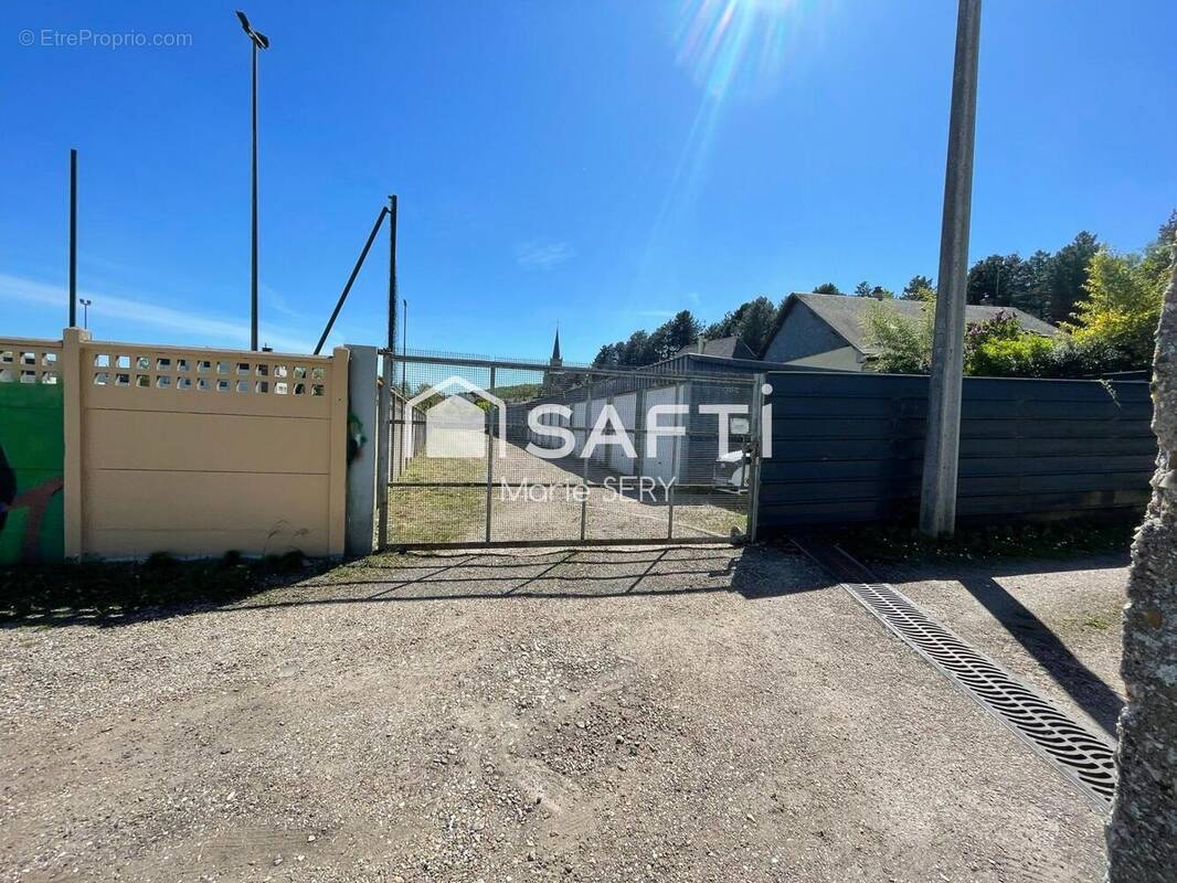 Photo 1 - Parking à LE HOULME