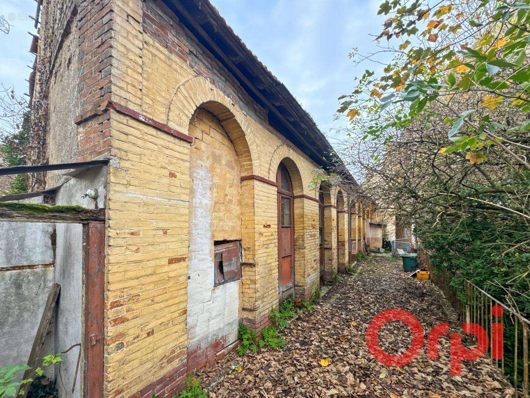 Maison à AINAY-LE-CHATEAU