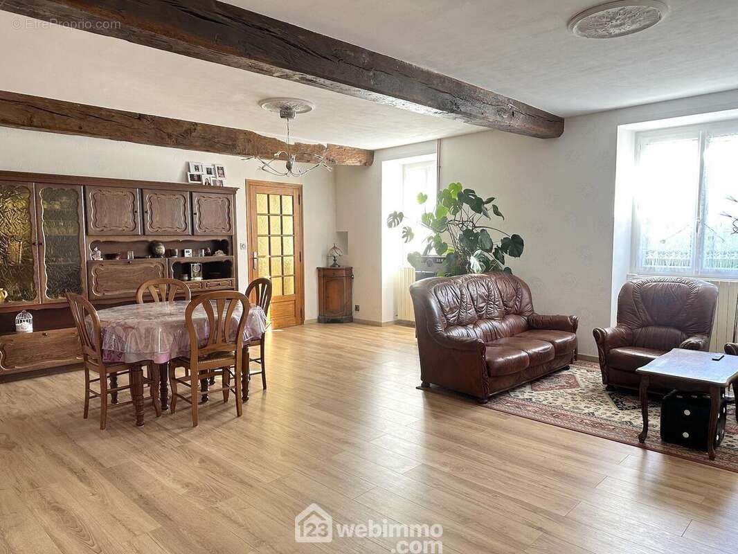 A l&#039;intérieur, une pièce de vie spacieuse et lumineuse - Maison à MOULIHERNE