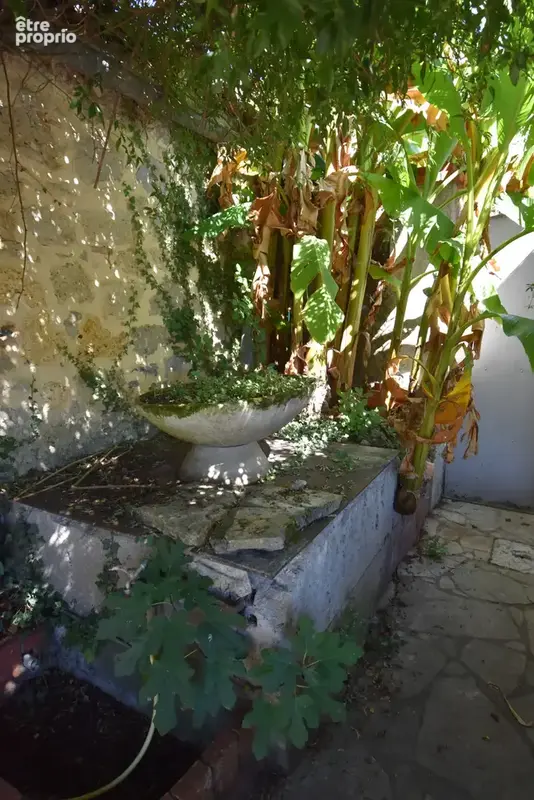 Maison de maître atypique avec maison secondaire, piscine et jardin. - photo 26