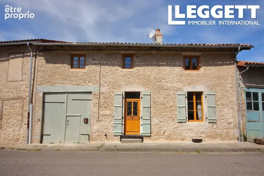 Superbe propriété de village, 4 chambres, 2 salles de bains, grange, jardin et proche des lacs de loisirs - photo 1