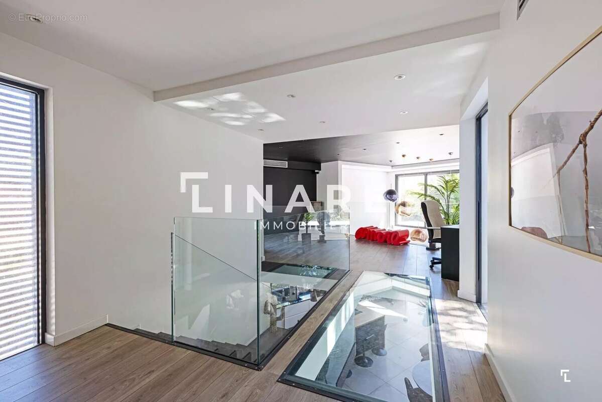 LA CONFIDENTIELLE - Villa T4/5 de 155m² - Piscine - Garage 39m² - Terrain 985m²  - 13012 MARSEILLE - photo 15