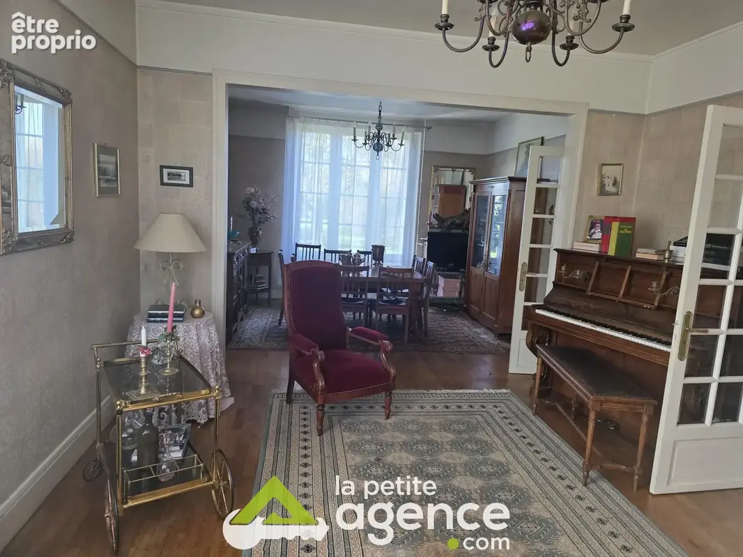 DUN SUR AURON : Belle maison comprenant cinq chambres édifiée sur 1570 m2 de terrain clos et arboré sur sous-s - photo 4