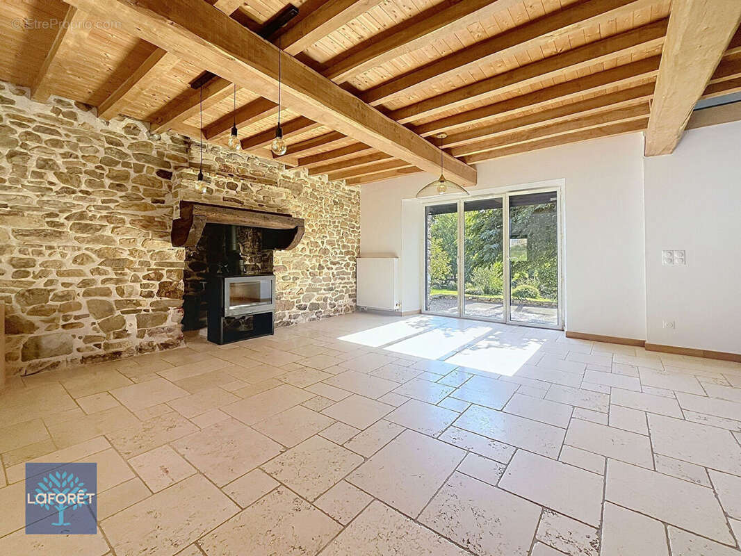 Maison à LIVRE-SUR-CHANGEON