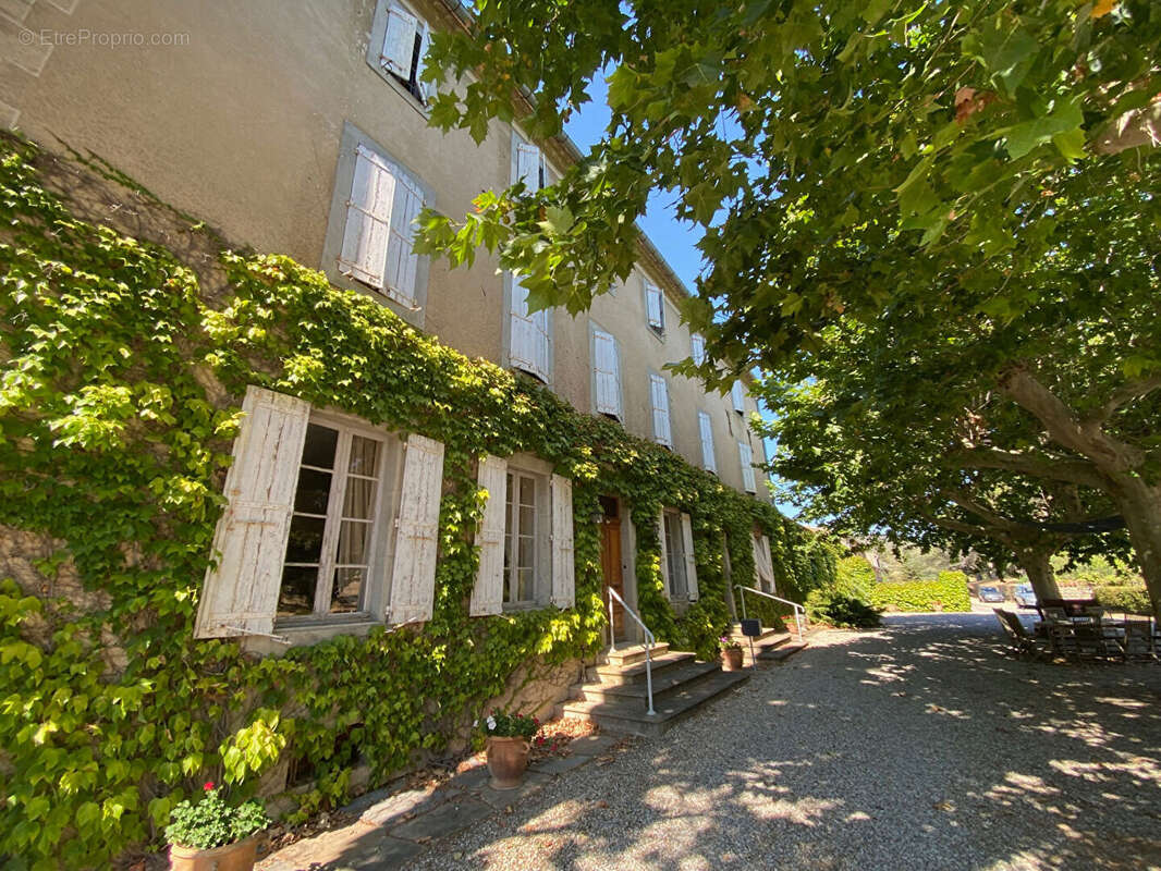 Domaine viticole avec maison de maître d'env. 850m2 habitables et 77 Hectares de terres - photo 2