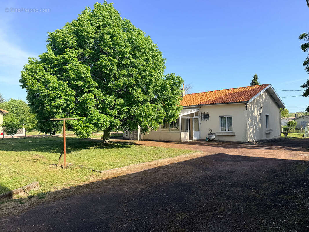 À Bourg, maison de plain-pied  de 137 m2 - photo 3
