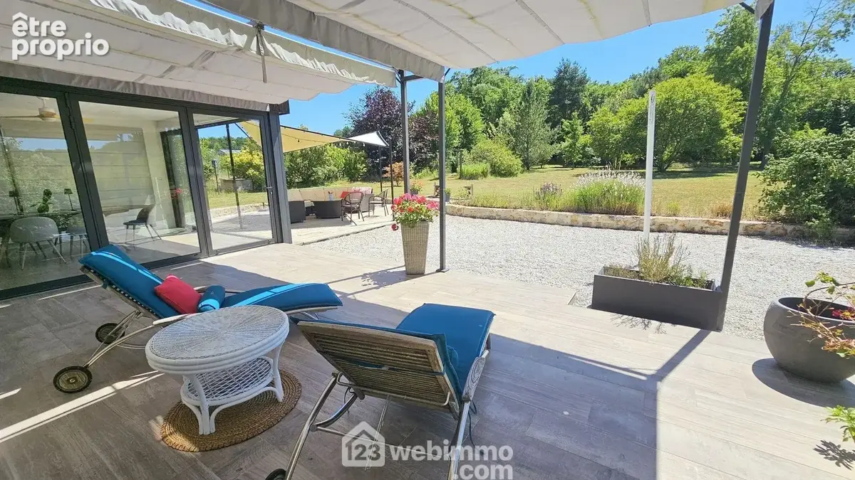 Voici une des deux terrasses.