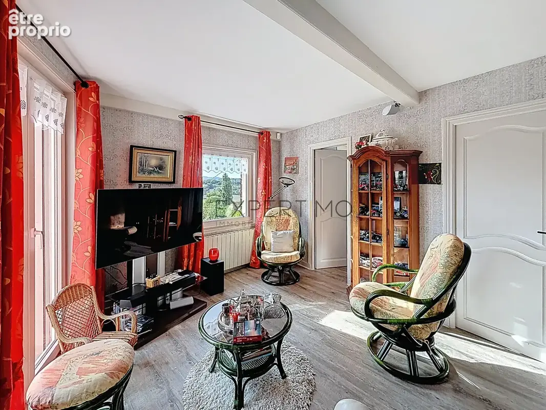 Vue exceptionnelle, piscine et grands volumes : une maison familiale rare aux portes de Mâcon - photo 8