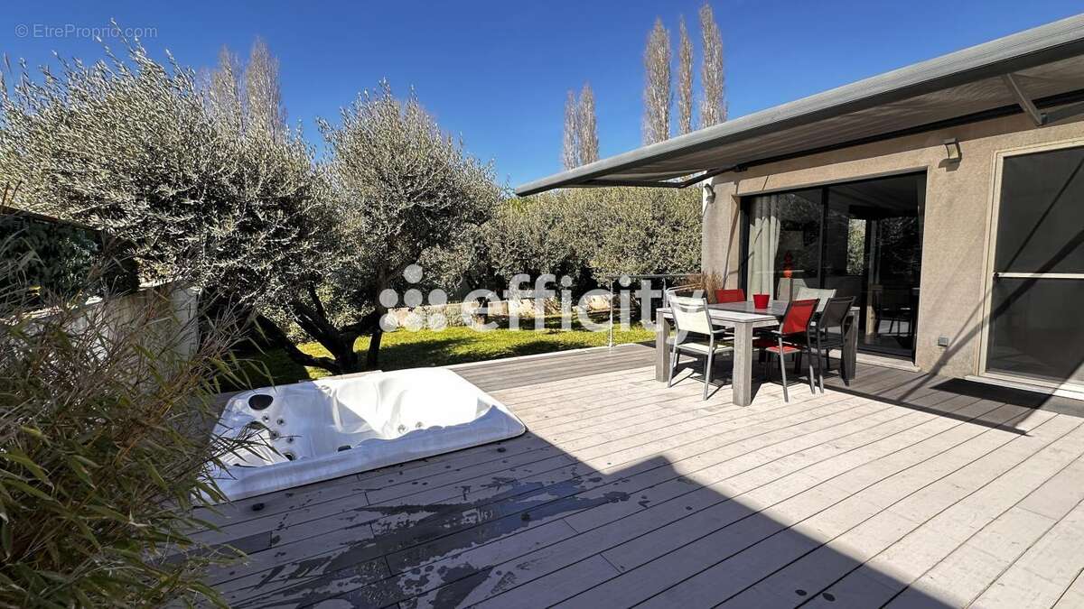 Maison à JONQUIERES-SAINT-VINCENT