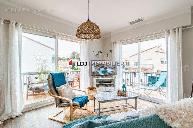 Coin détente dans pièce de vie - Appartement à SAINT-CYPRIEN