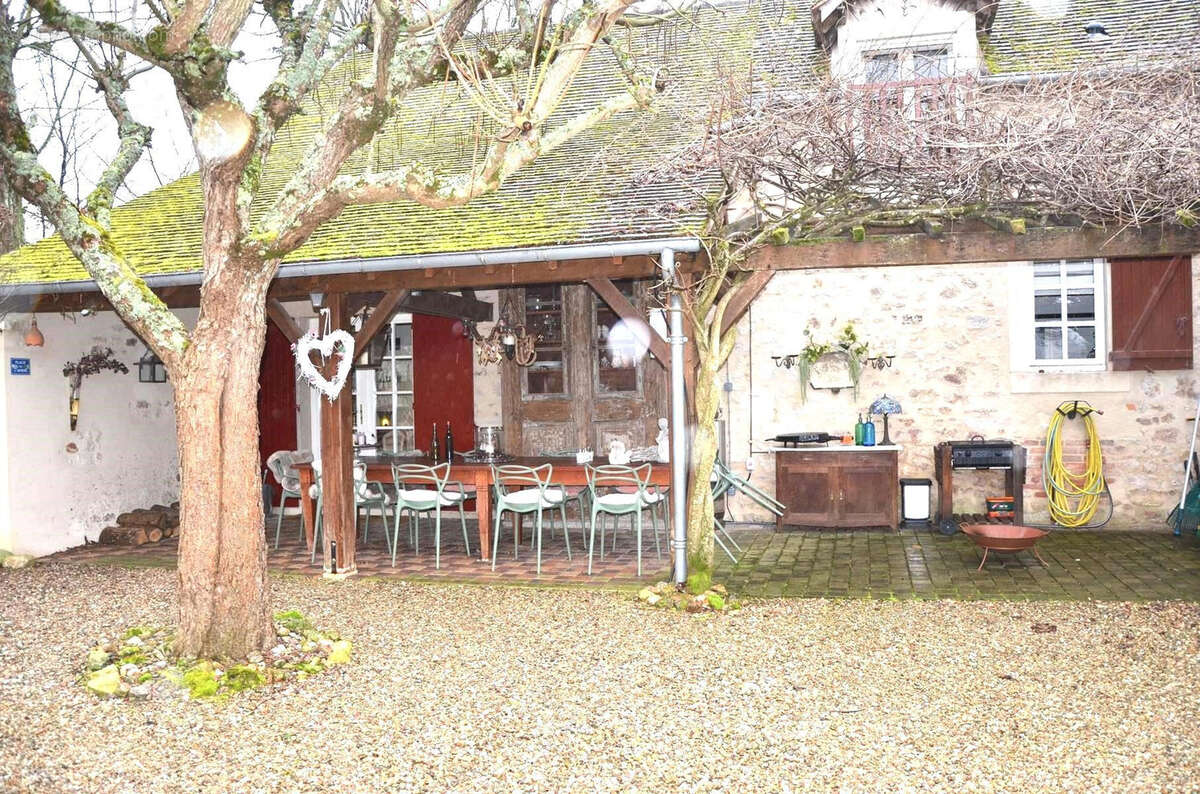 Propriété d'exception au Châtelet : 3,5 ha de nature avec piscine ! - photo 3