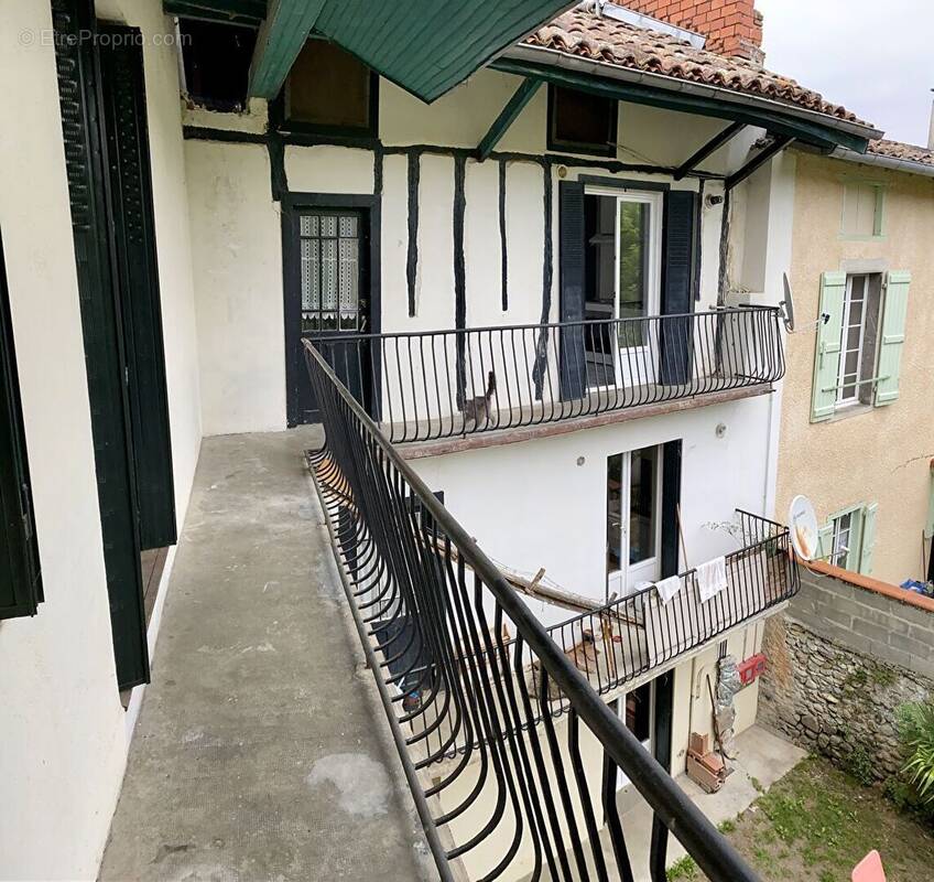 Appartement à PRAT-BONREPAUX