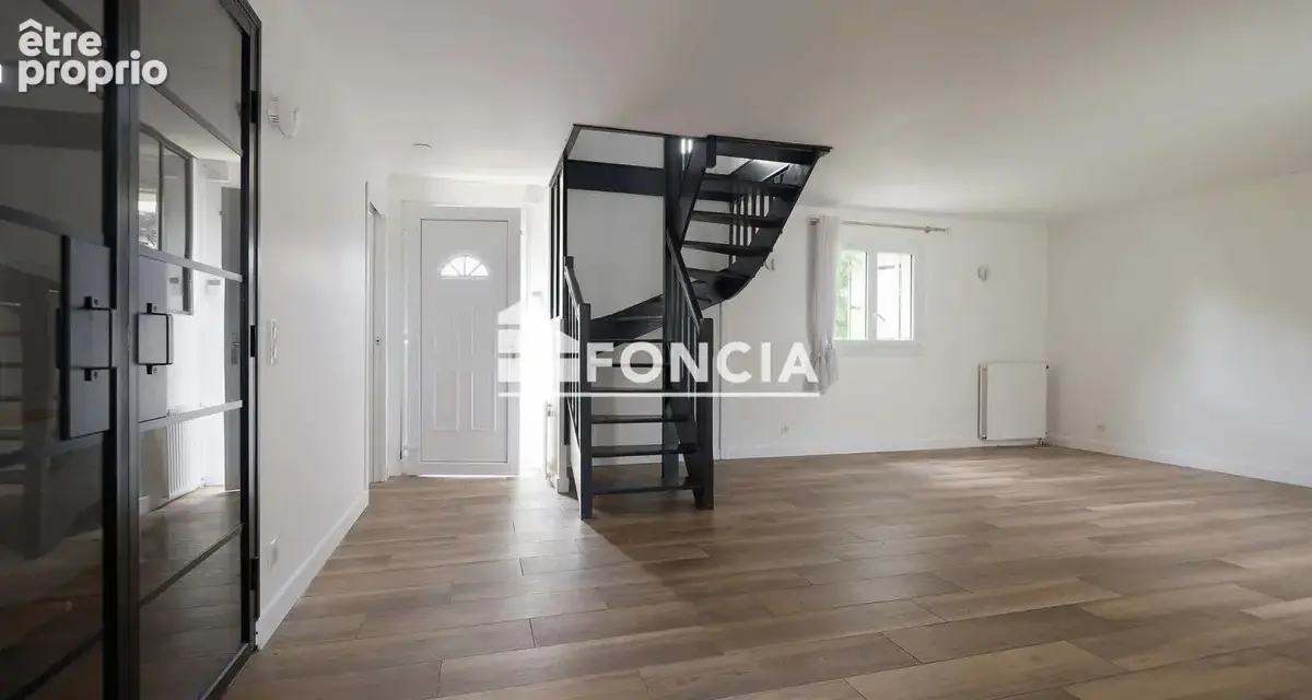 MOISSY-CRAMAYEL Maison 4 pièces avec 3 chambre, piscine, jardin, garage - photo 4