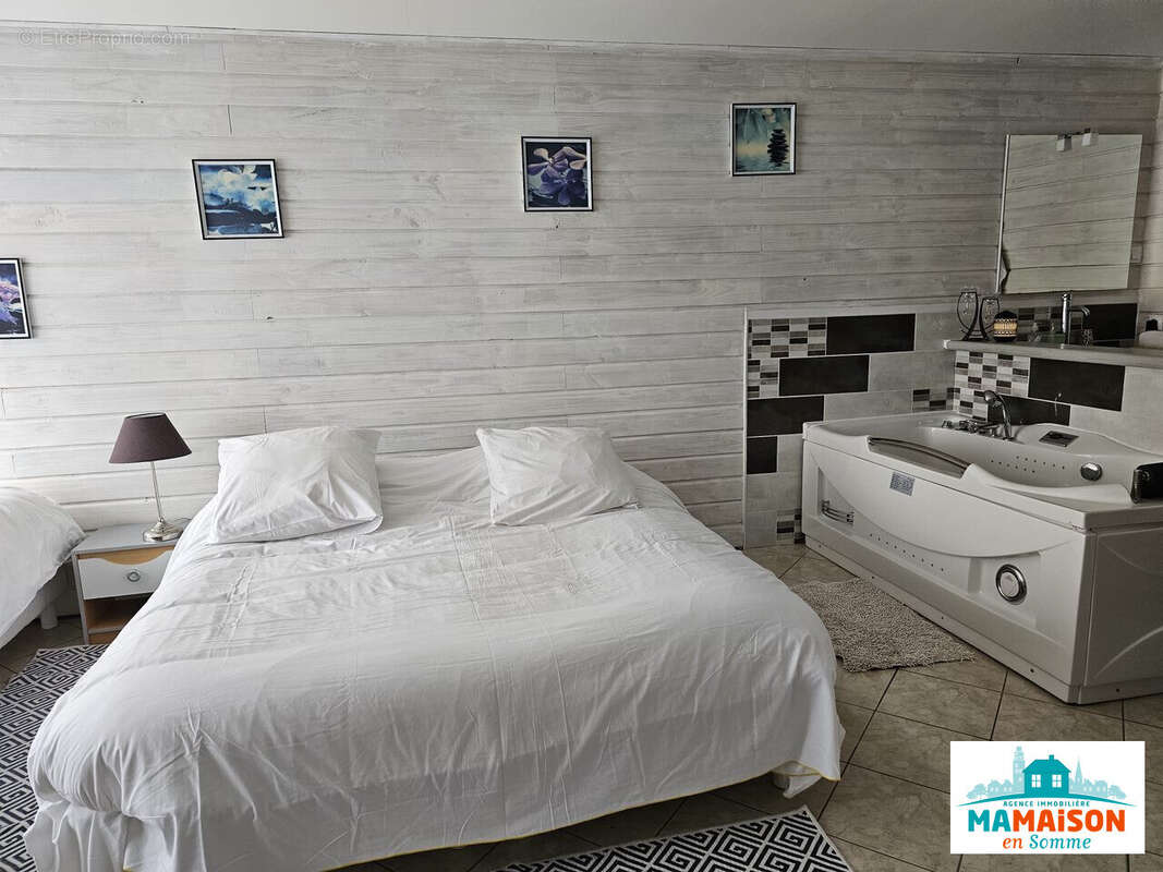 Chambre 1 (dépendance) - Maison à TILLOLOY