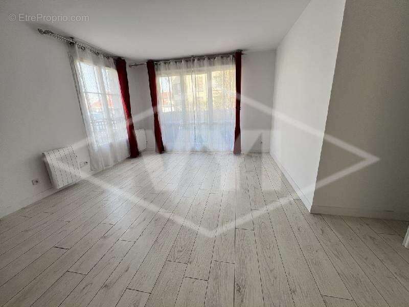 Appartement à COMBS-LA-VILLE