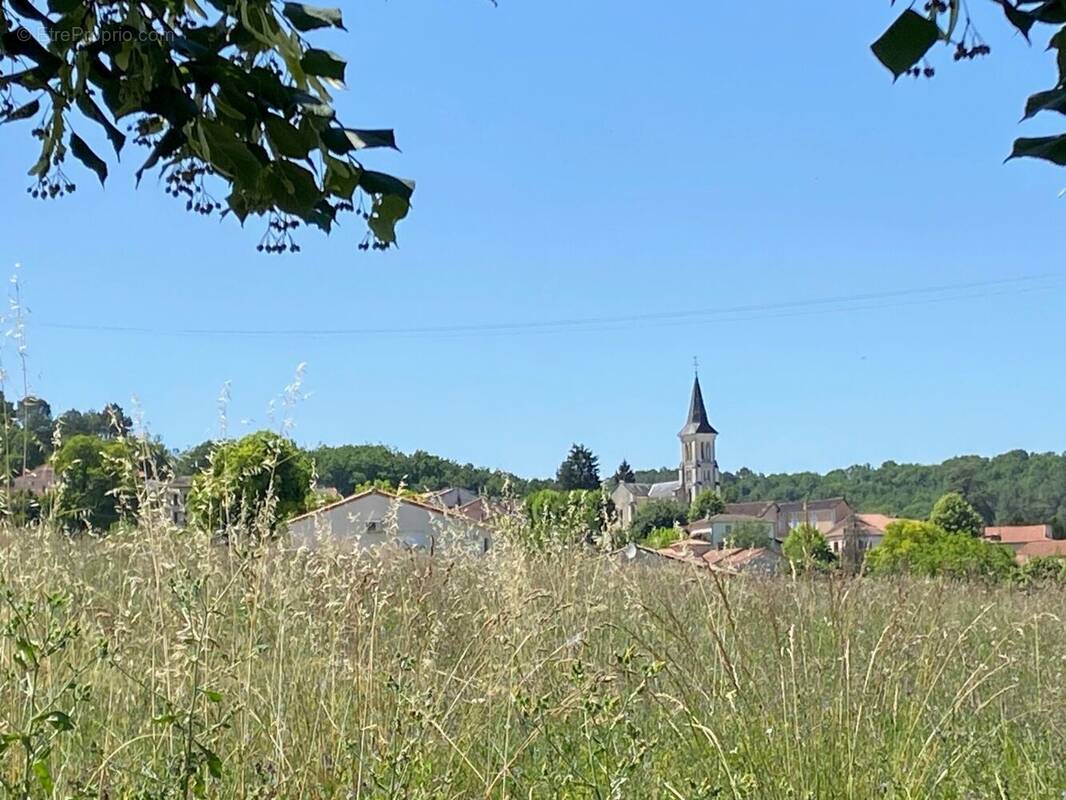 Terrain à LEGUILLAC-DE-L'AUCHE