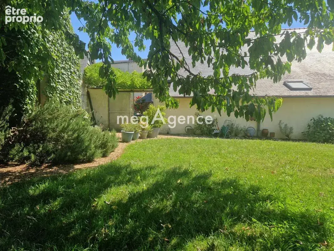 Rare en centre ville de LONGUE JUMELLES. Une propriété familiale avec le charme de l'ancien revisité avec élégance. Un atout rar - photo 2