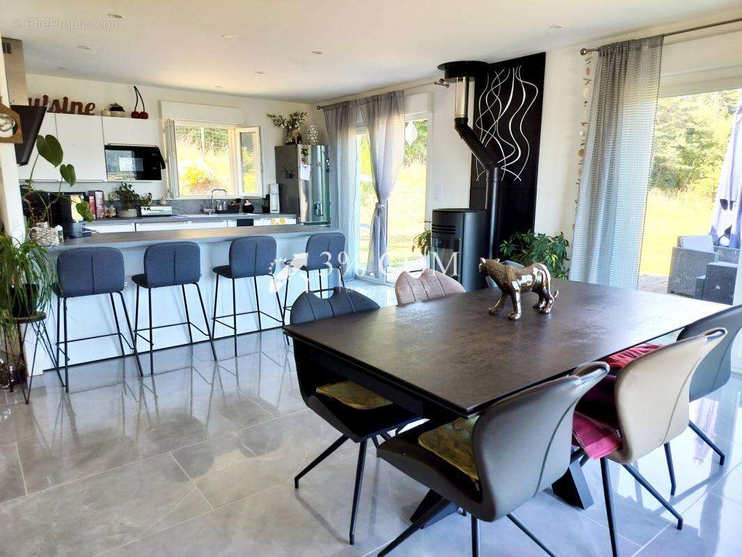 Maison à LE CRESTET