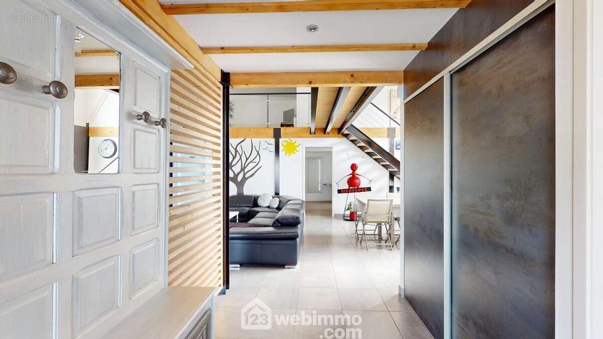 Entrée avec placard de rangement. - Maison à JARD-SUR-MER