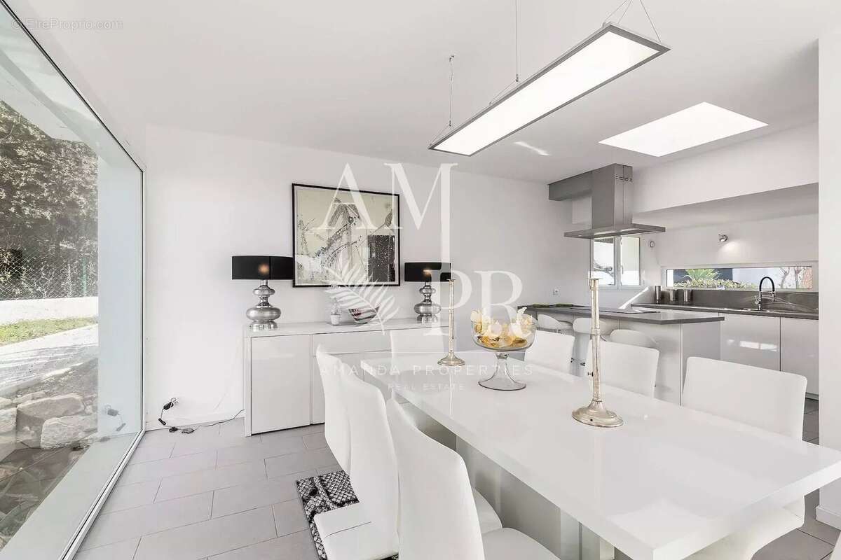 Sur les hauteurs de Cannes cette villa vue mer de 265m2 - photo 9