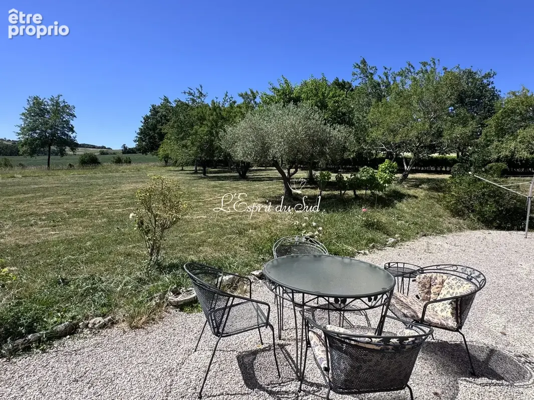 Le terrasse à côté du salon