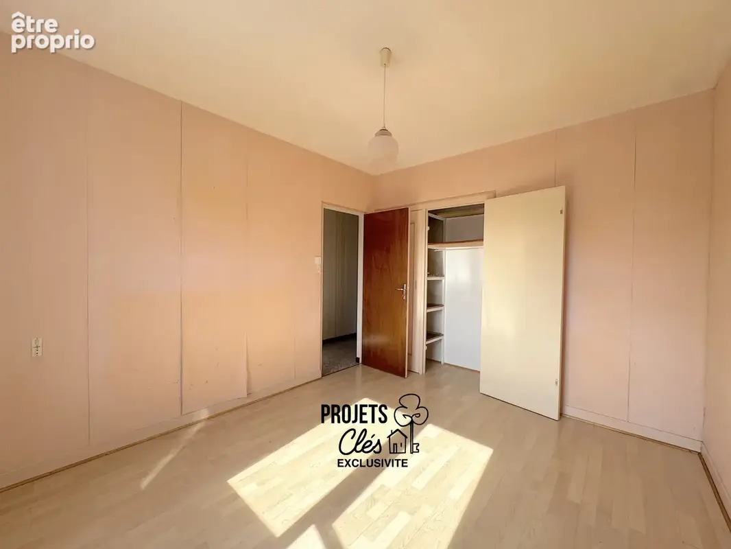 Maison à rénover, 2 chambres et un bureau - proximité immédiate des commerces et services - photo 6