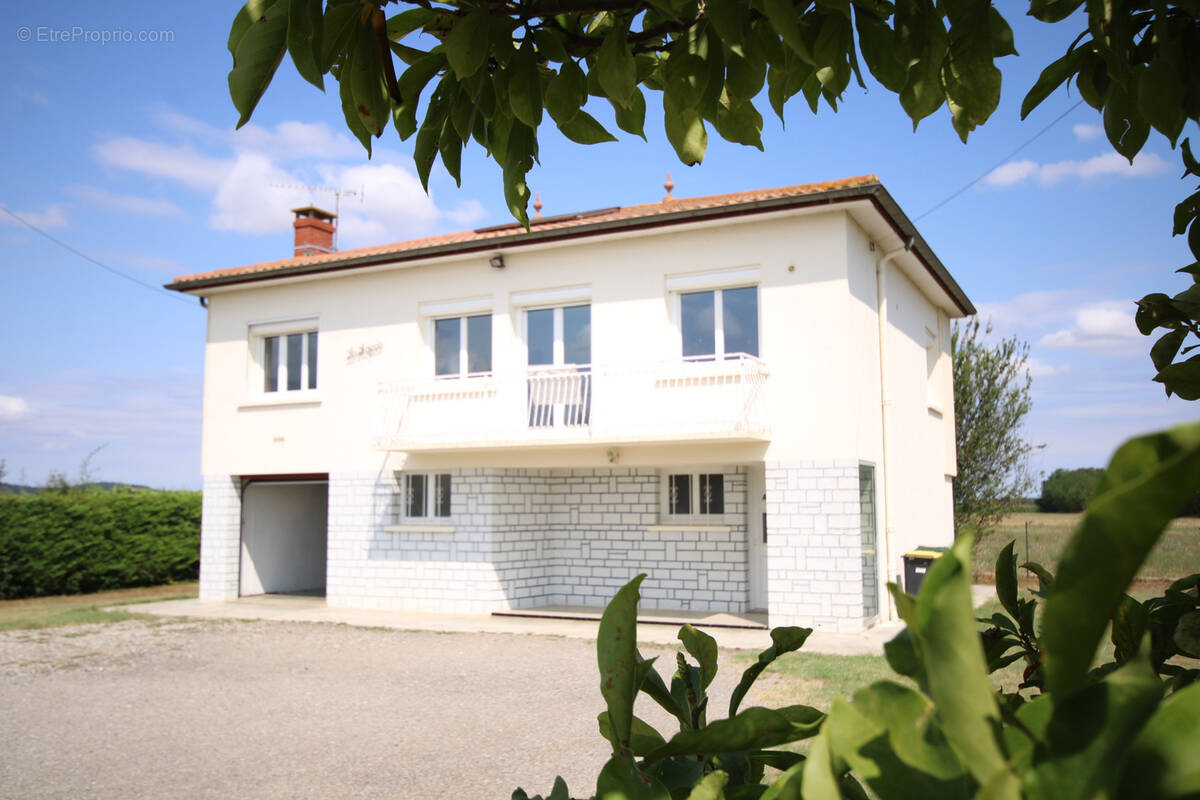 Maison à VILLENEUVE-DU-PAREAGE