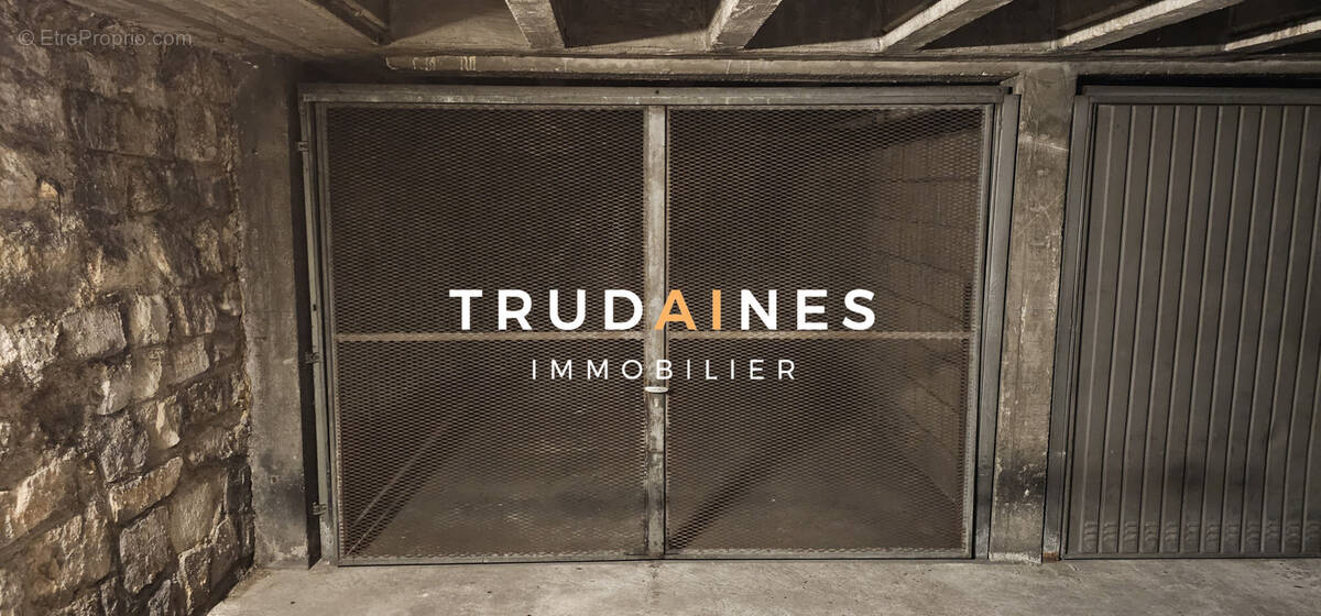 Parking à PARIS-18E