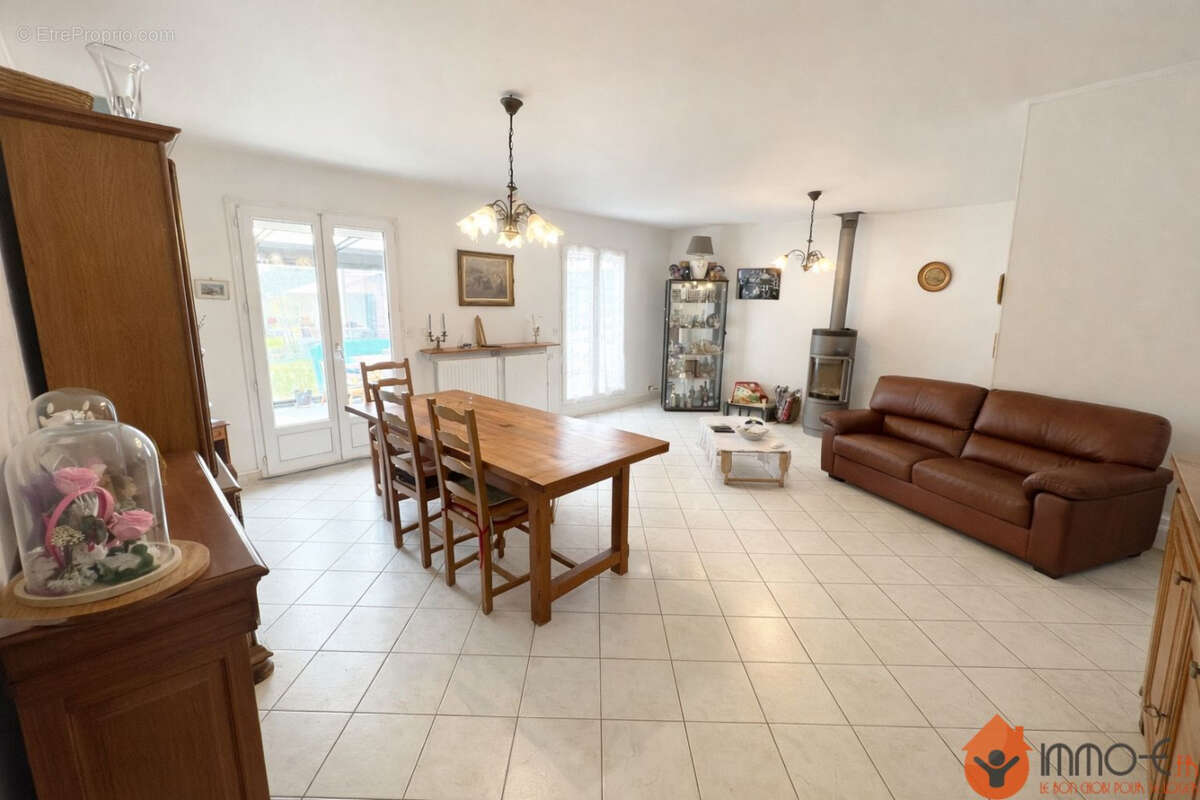 Maison à CONDE-SAINTE-LIBIAIRE