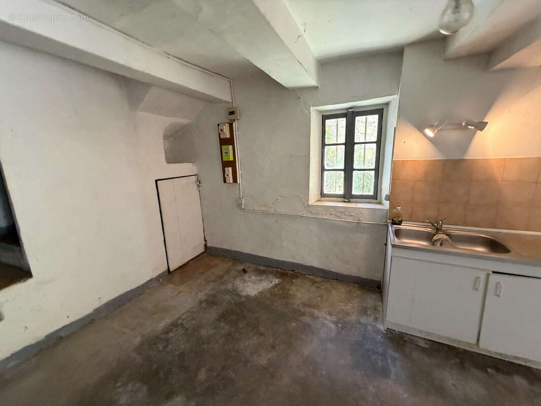 Entrechaux   maison de village à rénover avec cour et garage - photo 3