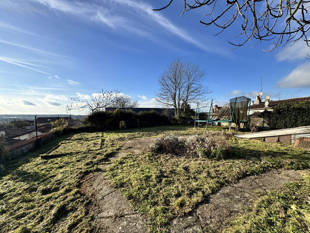 Maison à BARBEZIEUX-SAINT-HILAIRE