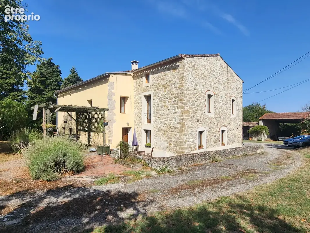 Ancien Corps de Ferme en pierre avec dépendances sur 26 Ha - photo 1