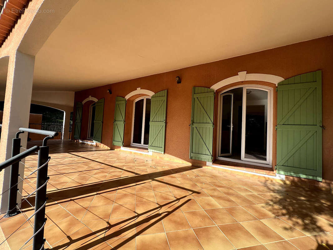 Maison à LE REVEST-LES-EAUX