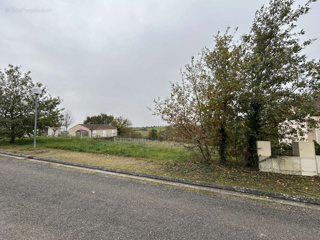 Terrain à MIRANDOL-BOURGNOUNAC