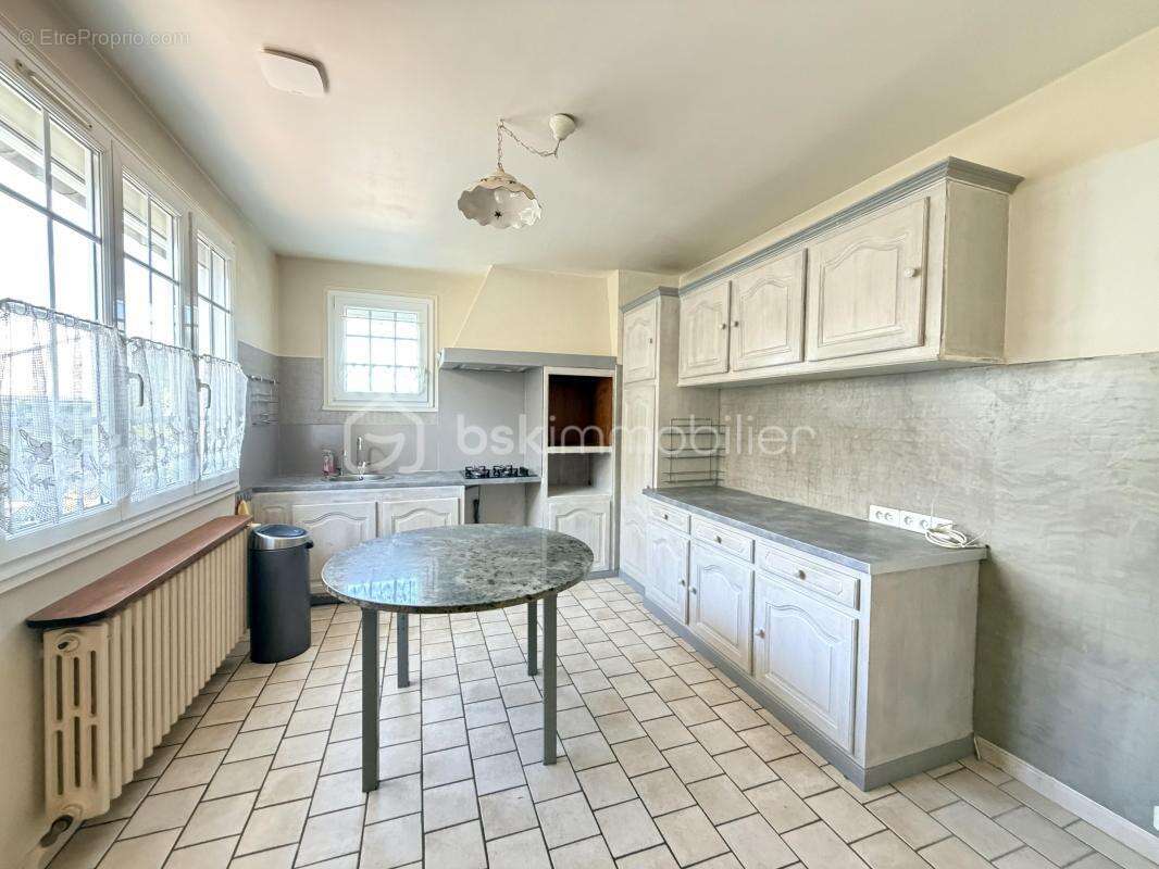 Maison familiale de 136 m² avec sous-sol complet et dépendances - photo 5