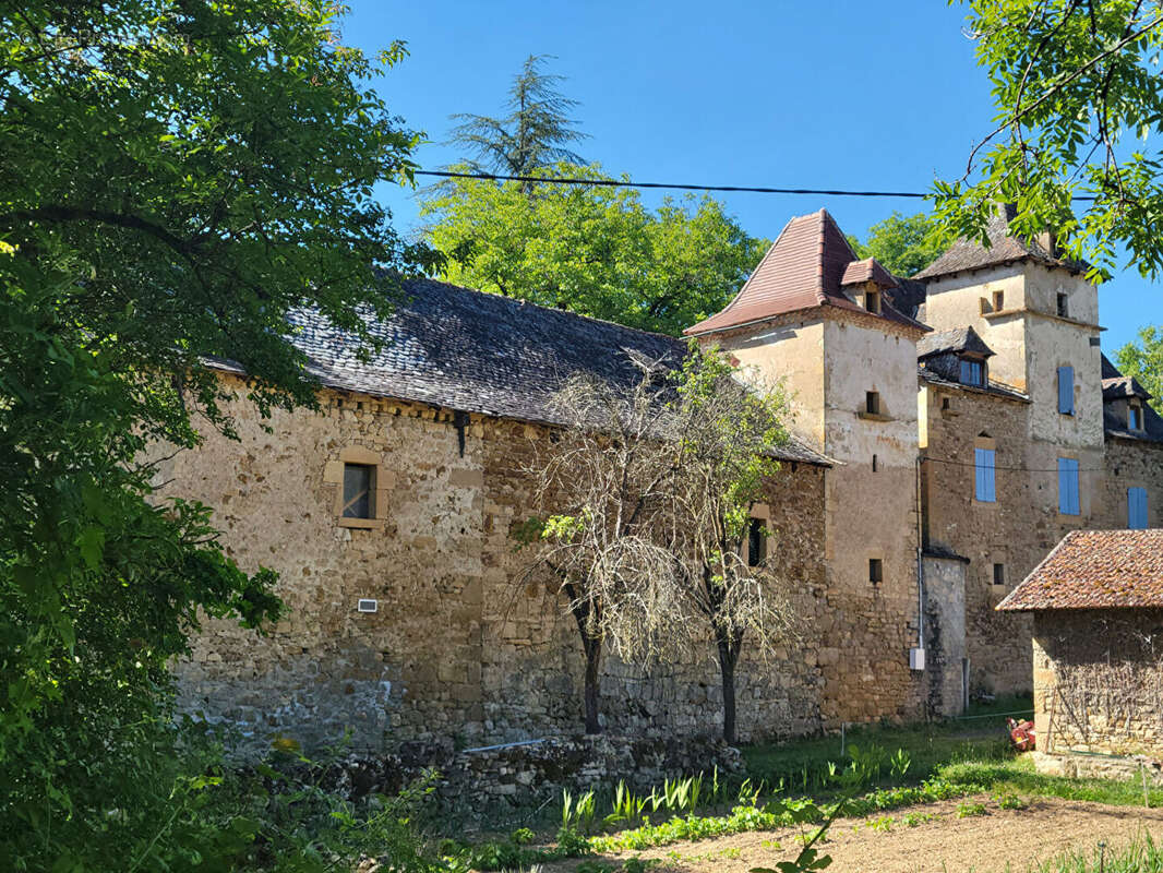 Maison de caractère de 200 m² avec dépendances et terrain de 6 800 m² - photo 2