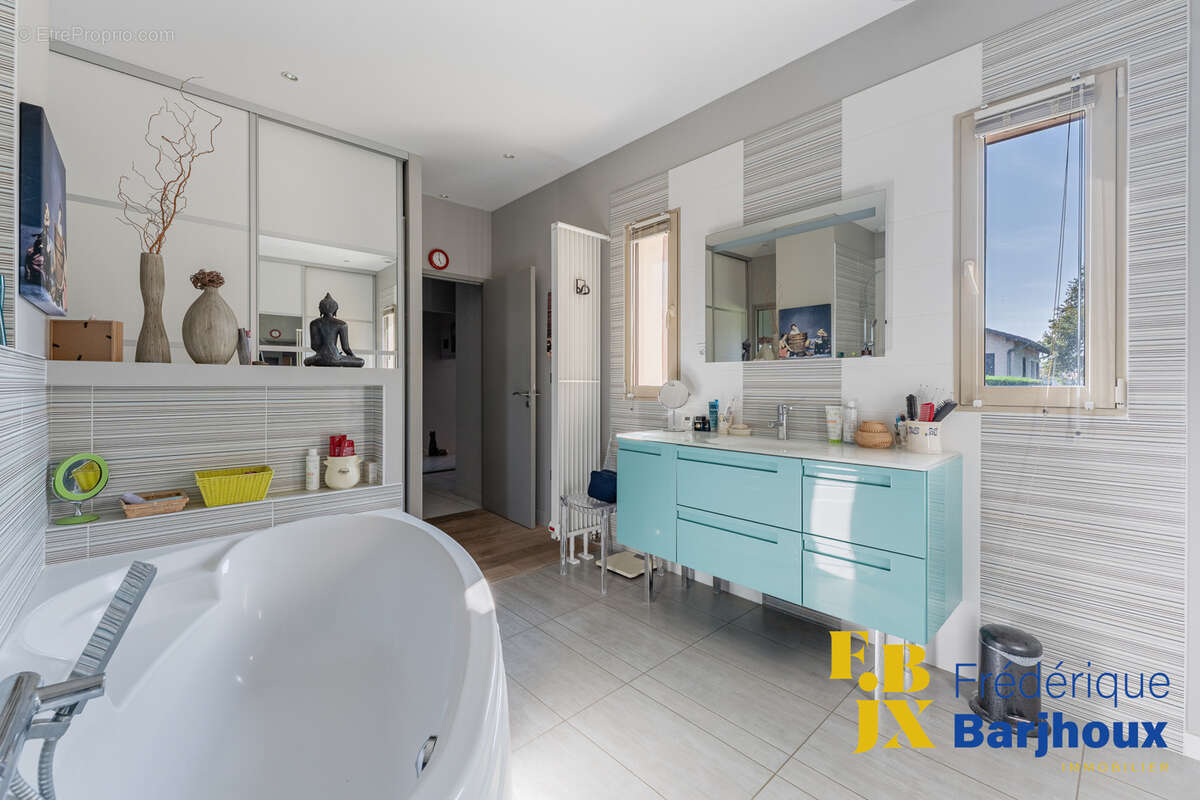 Maison à SAINT-GENIS-LES-OLLIERES