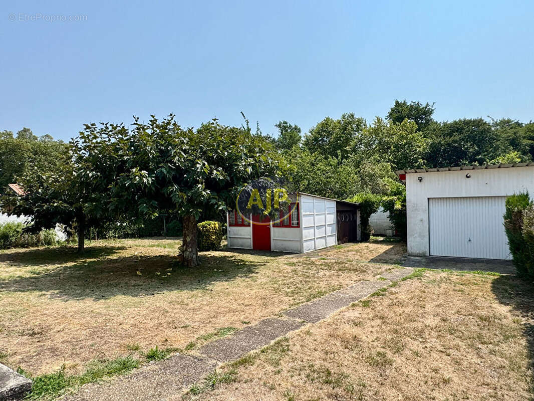 Maison individuelle de plain-pied avec jardin paysagé et beau potentiel - photo 11
